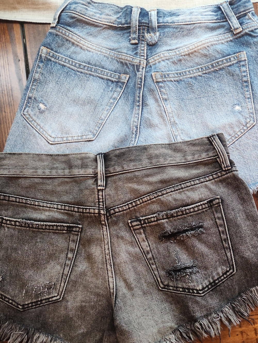 We THE Free BUNDLE Of 2 Denim Shorts Sz 24 - Picture 5 of 5